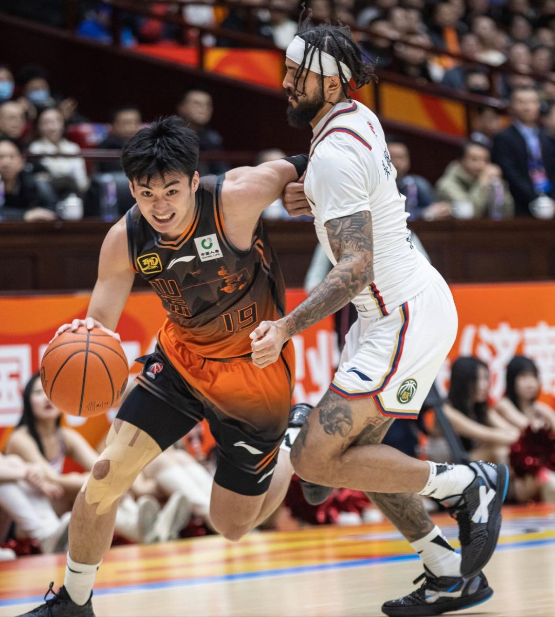 优德体育 -新疆广汇训练开放日；转会期远射贴柱引欢呼；CBA常规赛在即；控场能力受关注的简单介绍